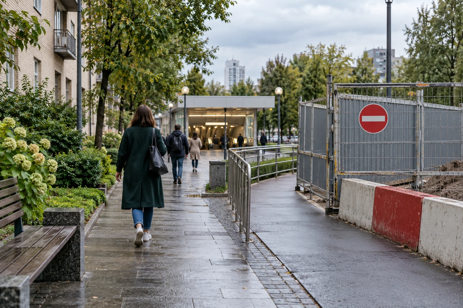 Пешеход выбирает доступный тротуар вместо закрытого прохода