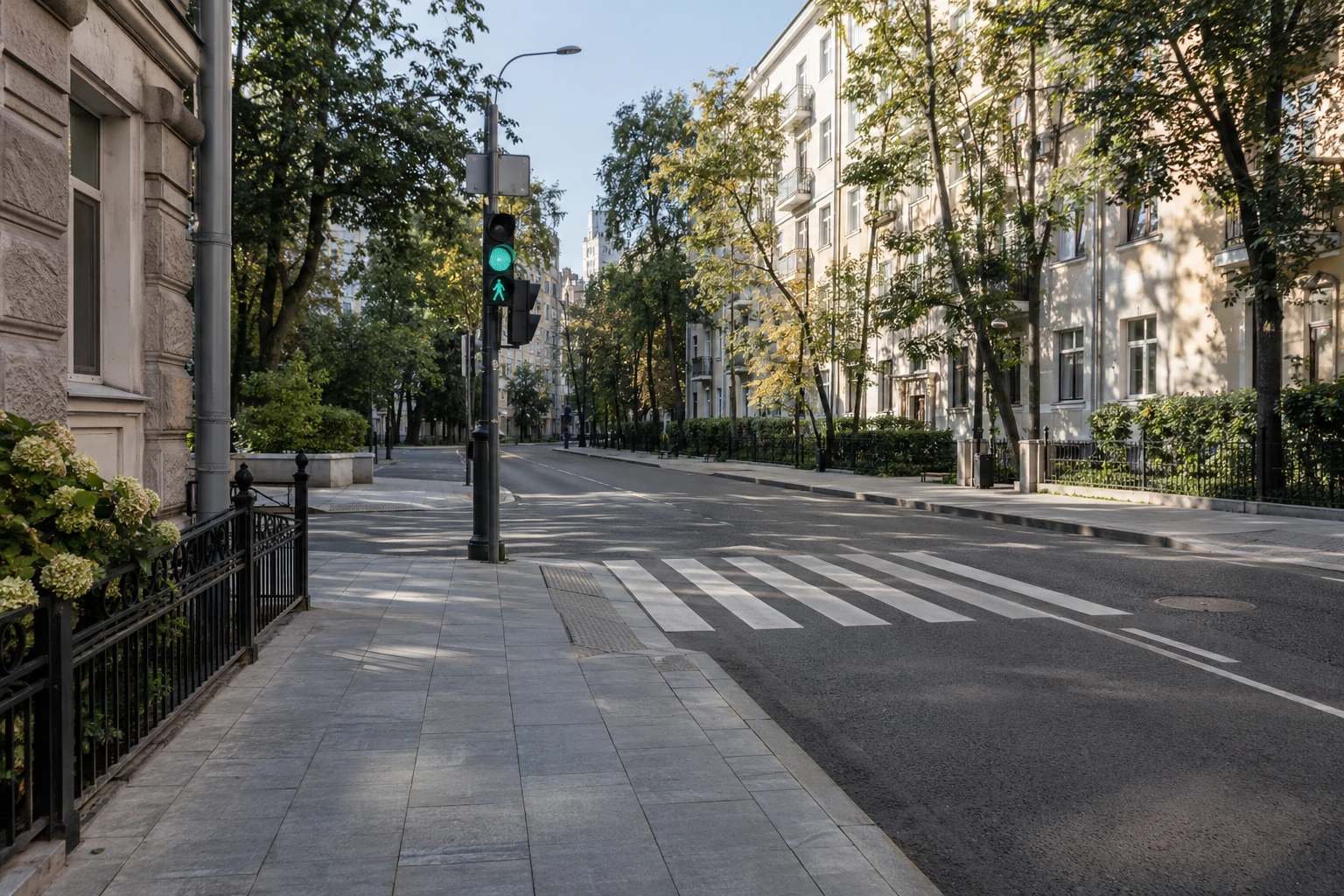 Подход к переходу с тротуара, где видны обзор и бордюр